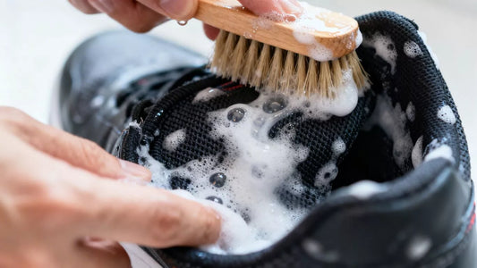 Verschiedene Schuhe vor einer materialgerechten Reinigung